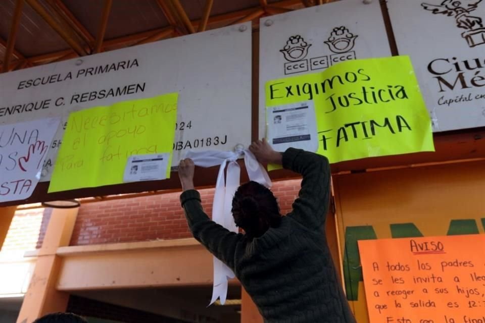 'Ni una más, ya basta', y, 'exigimos justicia, Fátima', son algunas de leyendas en el plantel.