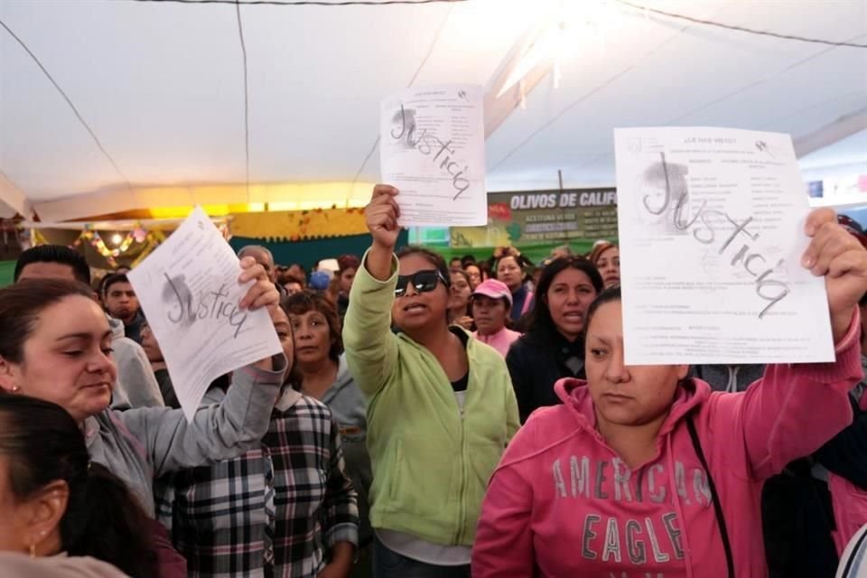 Además de protestar en el plantel, padres de familia de la primaria Enrique C. Rébsamen bloquearon vialidades cercanas.