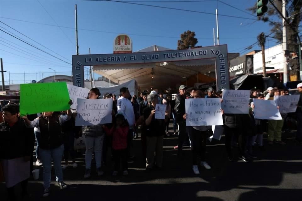 Además de protestar en el plantel, padres de familia de la primaria Enrique C. Rébsamen bloquearon vialidades cercanas.