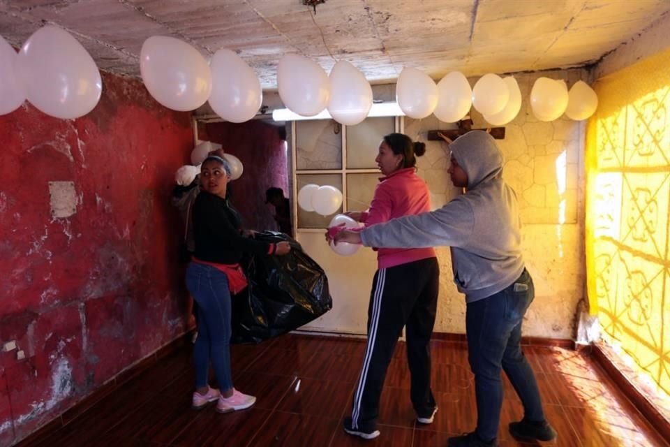 Mientras sus padres acudieron al Incifo a identificar el cuerpo de Fátima, familiares acondicionan su casa para velarla, en San Sebastián Tulyehualco.