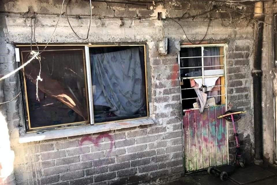 La puerta del cuarto donde vivía está cerrado con candado, los vidrios están rotos y en el patio hay juguetes de sus hermanos.