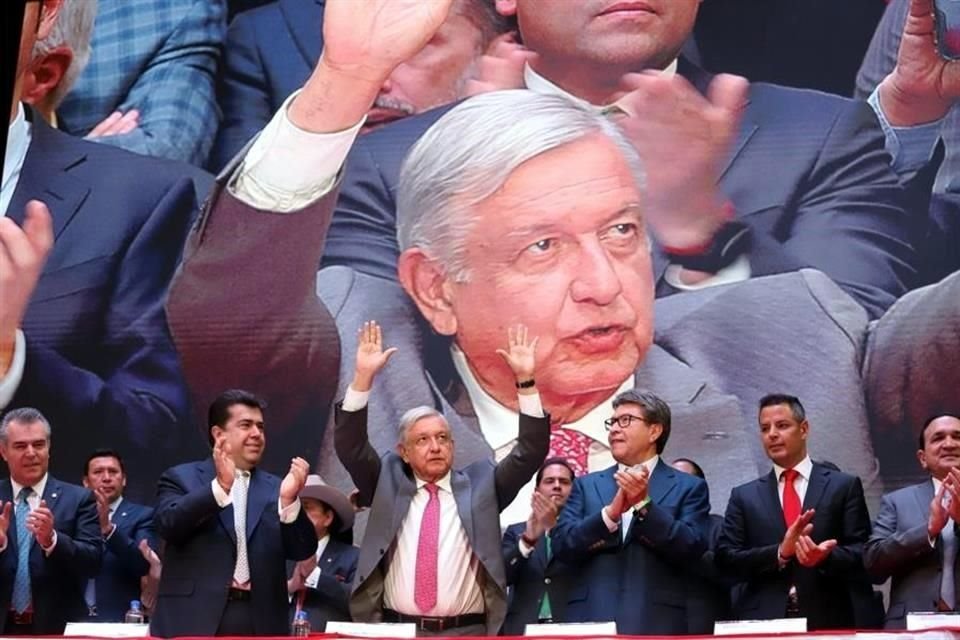 Presidente AMLO asiste como invitado a evento de la CATEM, liderada por el morenista Pedro Haces, quien busca formar nuevo partido político.