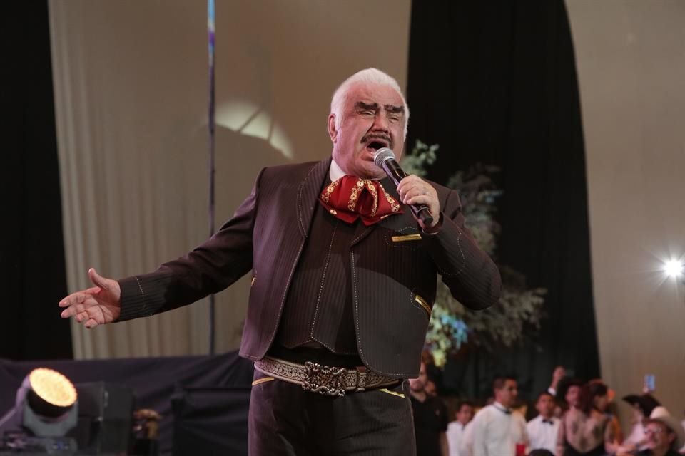 El 'Charro de Huentitán' se animó a cantar.