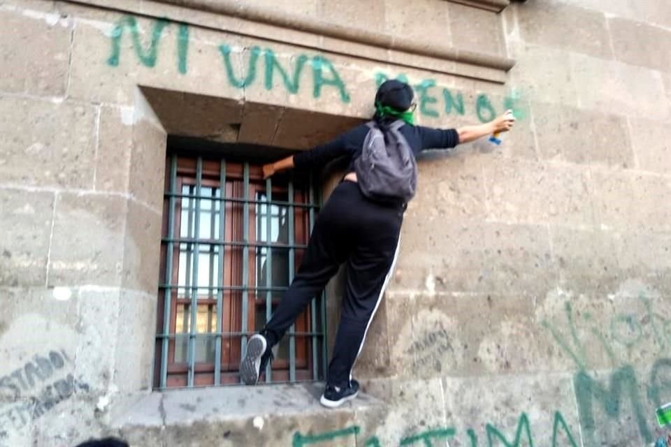 También fueron pintadas paredes de Palacio Nacional.