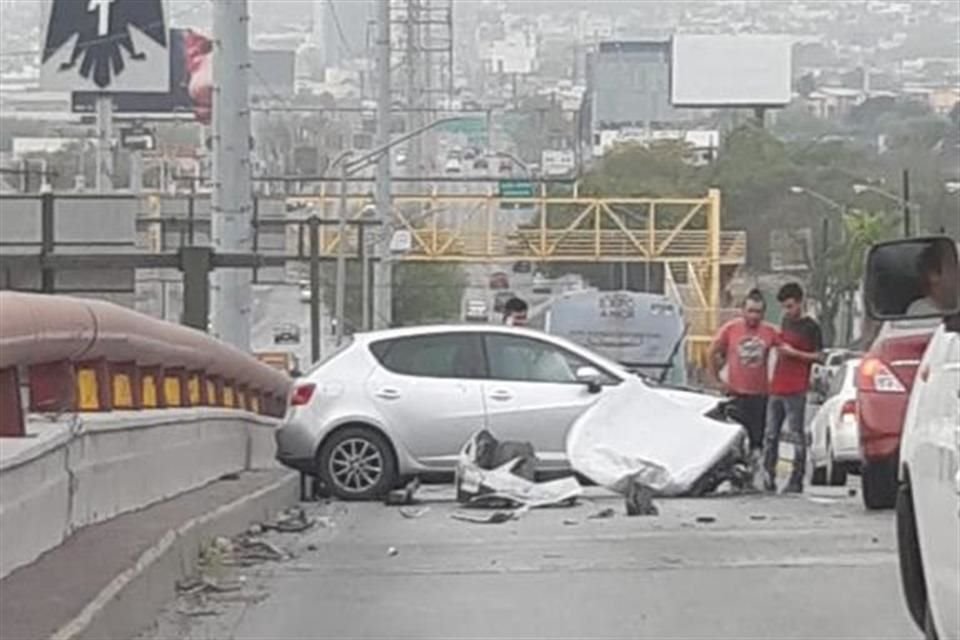El accidente fue reportado a las 10:40 horas, en la Avenida Rangel Frías, sobre el paso a desnivel ubicado a la altura de No Reelección.