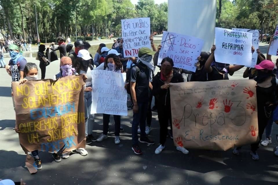 Estudiantes de las preparatorias 3, la 6, la 5 y la Facultad de Estudios Superiores (FES) Iztacala marcharon del Parque La Bombilla a la Torre de Rectoría.