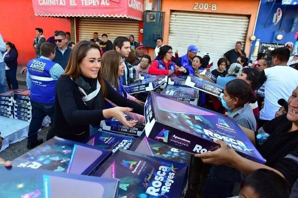 La Alcaldesa Teresa Jiménez encabezó la entrega de roscas.