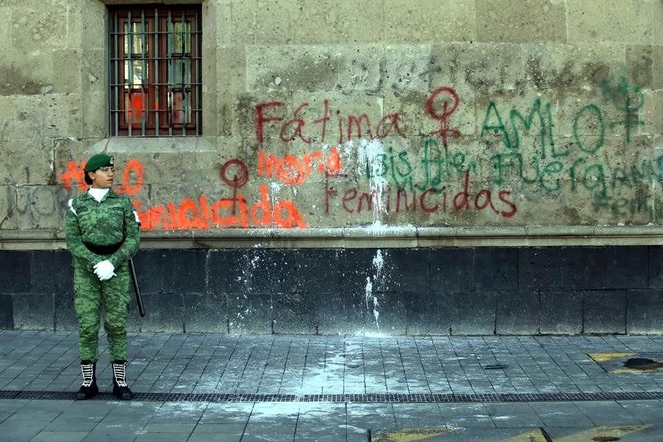 Esta mañana, en el marco de la conferencia del Presidente AMLO, feministas protestaron afuera de Palacio Nacional.