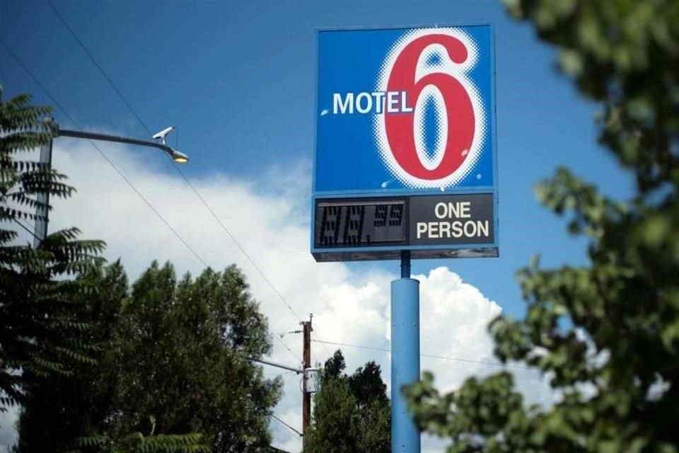 Cadena hotelera pagará reparación de daños por 10 millones de dólares a huéspedes inmigrantes por dar su información a ICE sin autorización.