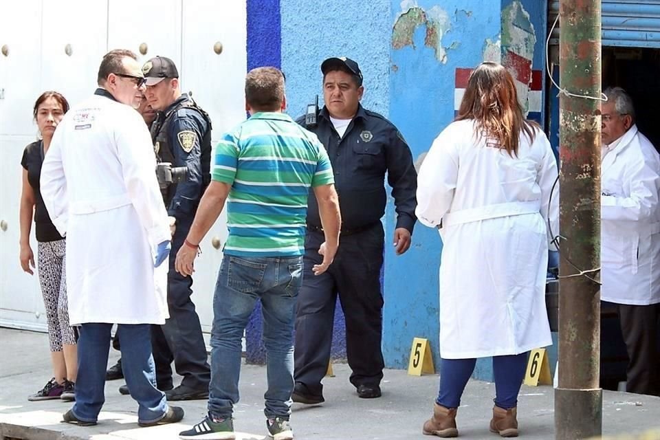 En su empeño por hacer justicia, parientes de un joven asesinado por pistoleros en una peluquería de Venustiano Carranza sometieron a un reportero porque pensaban que tenía datos de los homicidas.