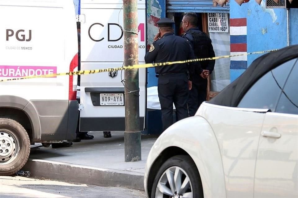 Peritos y policías retiraron el cadáver de la peluquería y luego rescataron al reportero que cubría el hecho, de una vecindad donde era golpeado sólo porque alguien dijo que conocía a los asesinos.