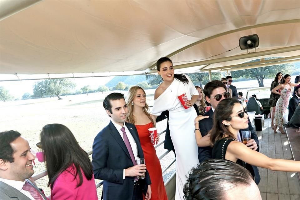 La pareja junto con sus invitados disfrutaron darle de comer a las diferentes especies de animales.