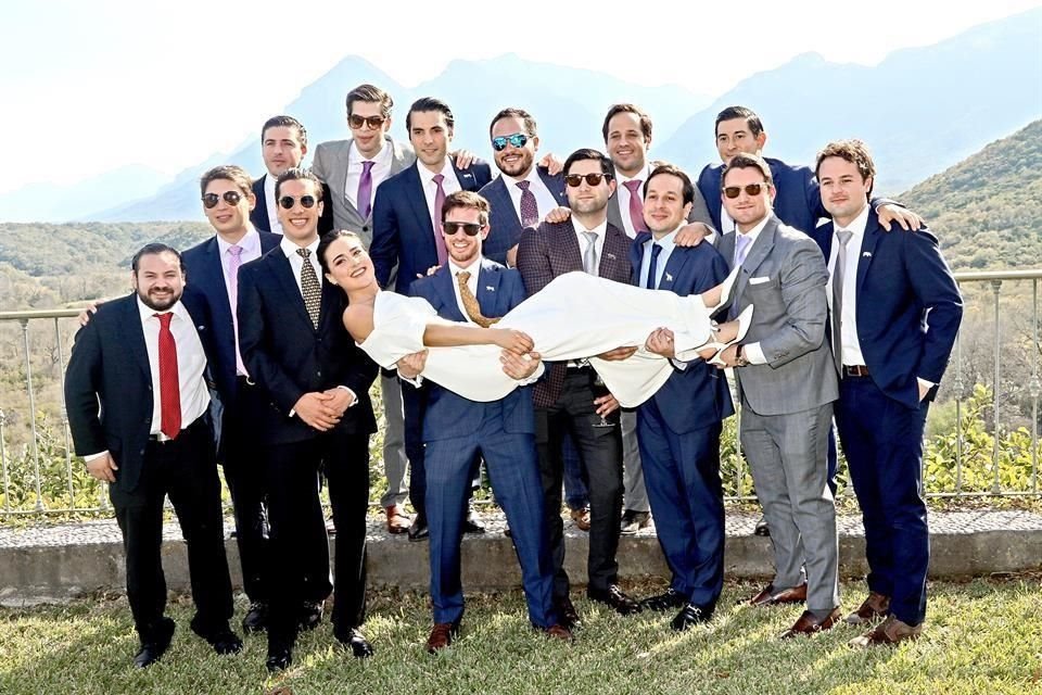 La pareja con un grupo de amigos.