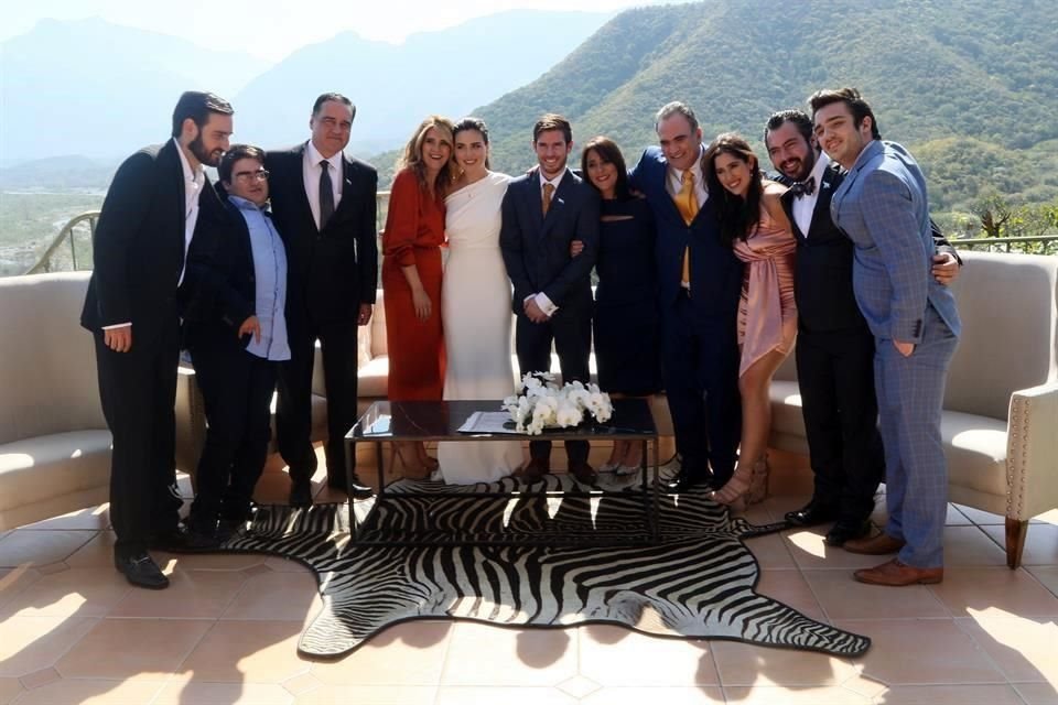 Los novios con sus familias.