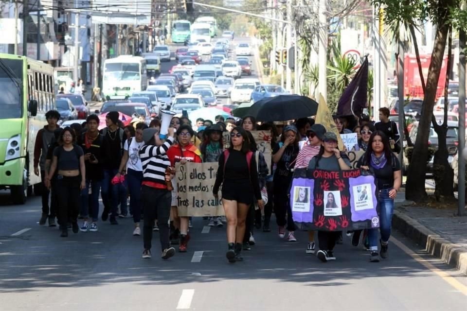 Estudiantes del CCH Sur y Oriente marchan rumbo a Rectoría de la UNAM para entregar pliegos petitorios demandando atención a violencia de género.