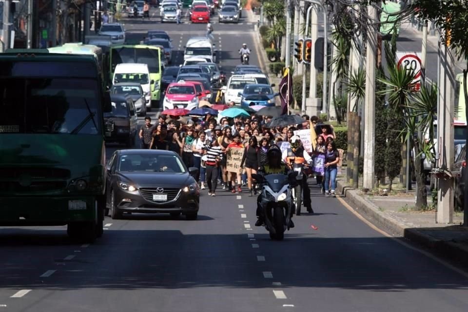 La manifestación es custodiada por autoridades.