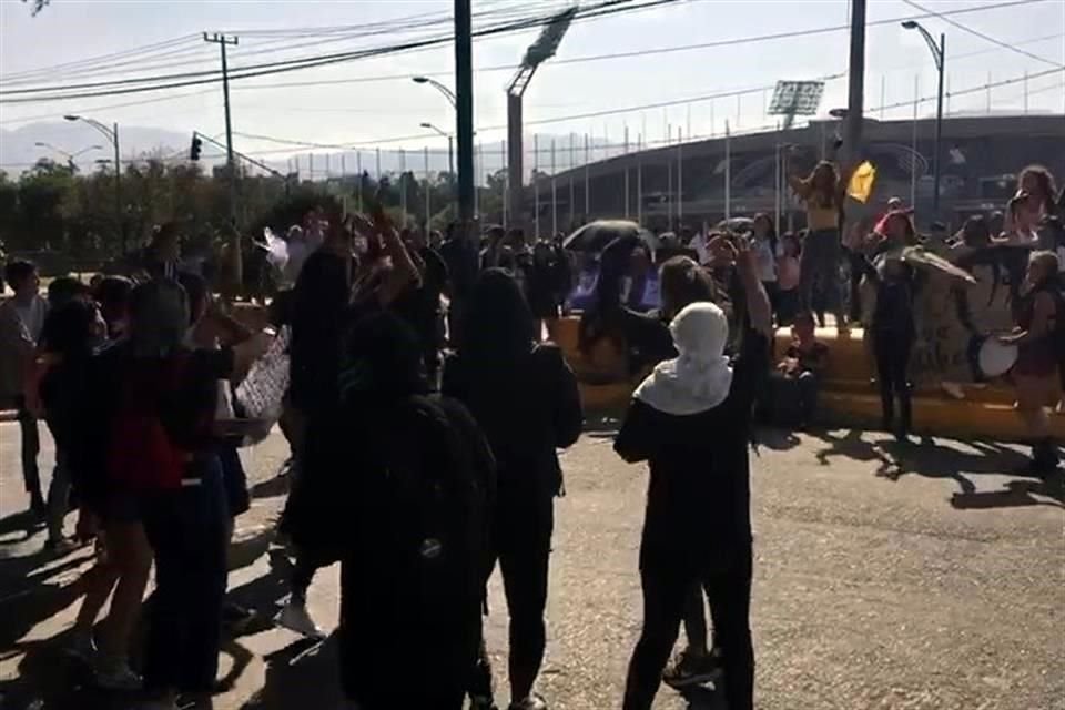 Los estudiantes están cerrando la Avenida Insurgentes a la altura de Rectoría.