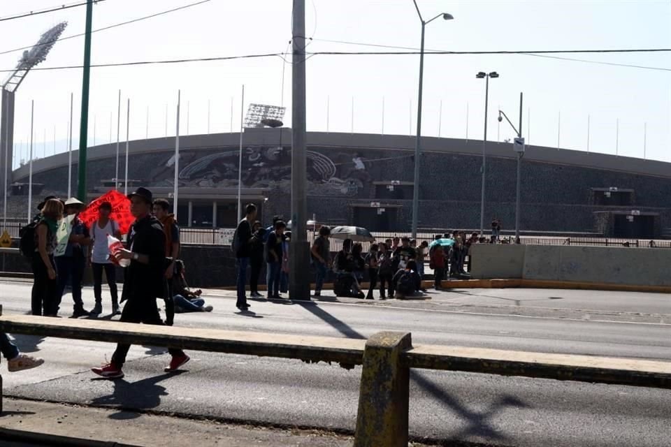 Estudiantes llegaron a CU  y bloquean carriles de Insurgentes en ambos sentidos.