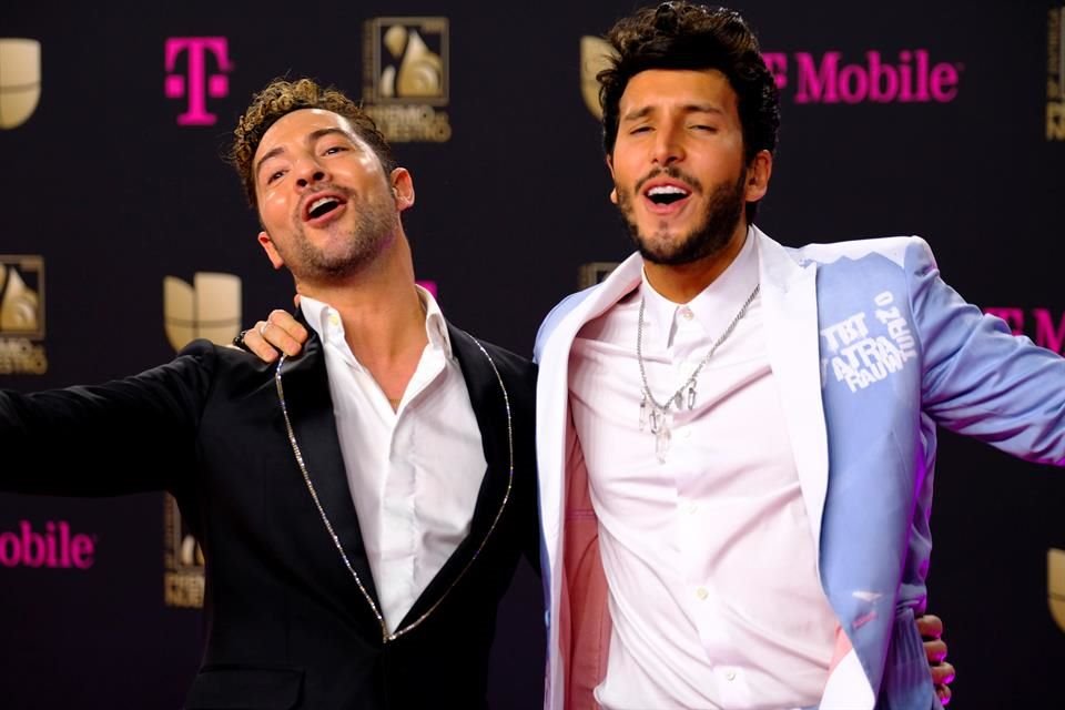 David Bisbal y Sebastian Yatra mostraron en la alfombra magenta su gran unión.