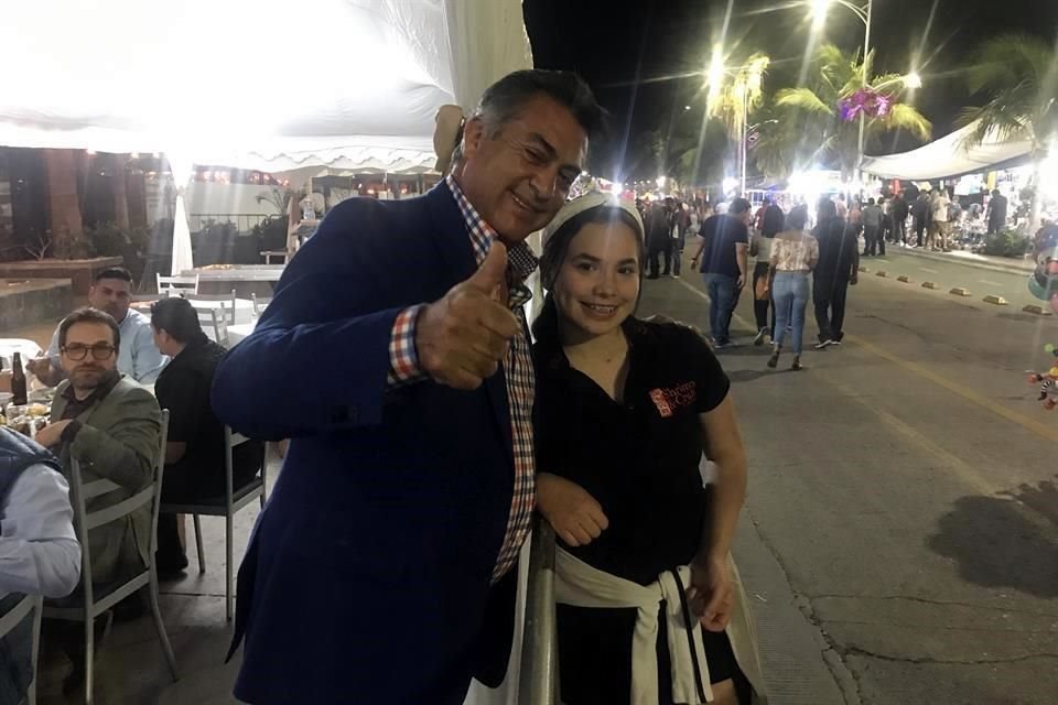 El Bronco aprovechó para cenar en un restaurante del Malecón y tomarse fotos con quien se lo pedía.