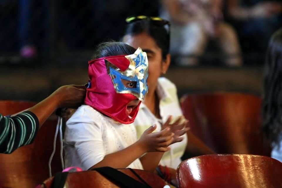 La emoción de los menores era enorme al contemplar a los luchadores volando por el ring.