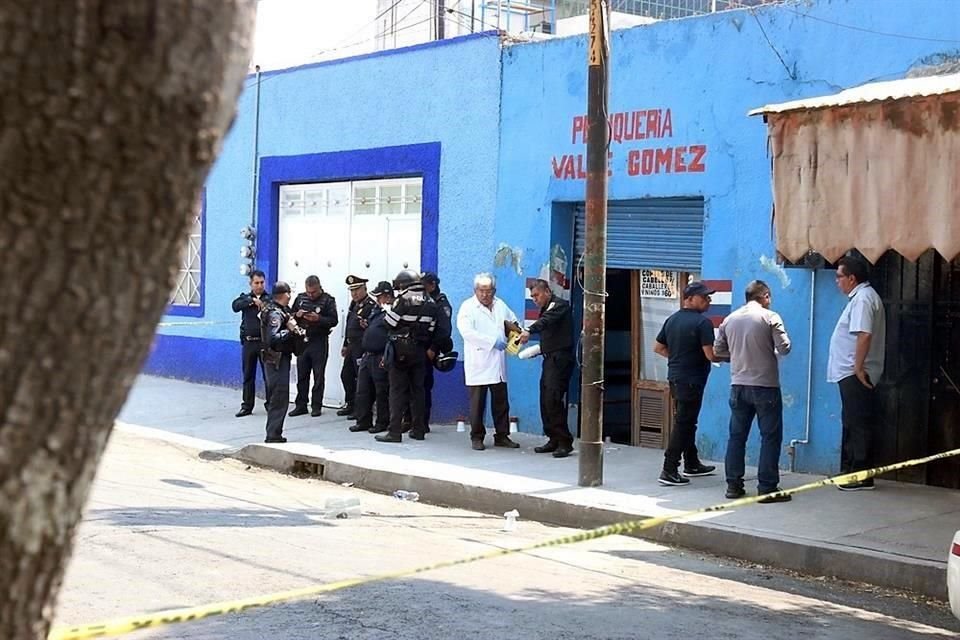 Dolidos y exaltados por el asesinato de su pariente, vecinos de la Colonia Valle Gómez arremetieron contra el reportero que cubría la información.