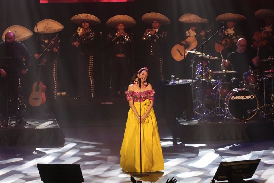 Cambió de vestuario para cantar con el Mariachi.