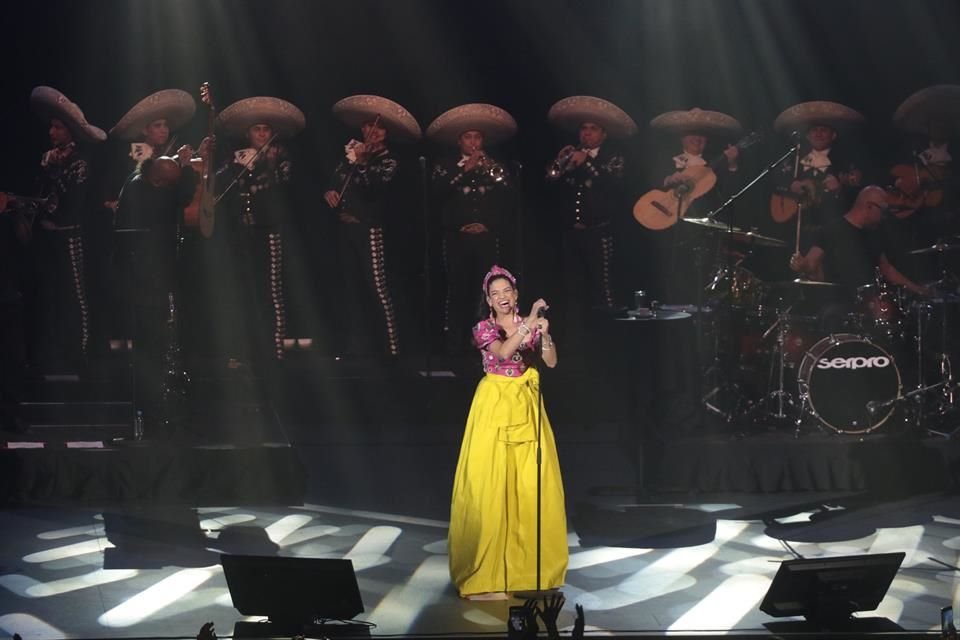 Cambió de vestuario para cantar con el Mariachi.