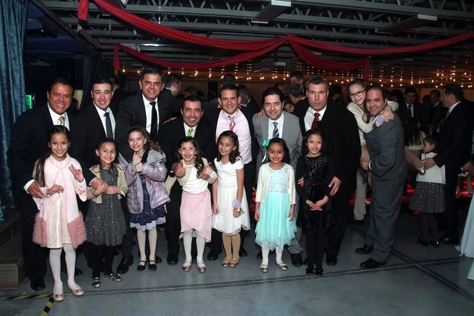 Grupo de papás con sus hijas, Las Minis