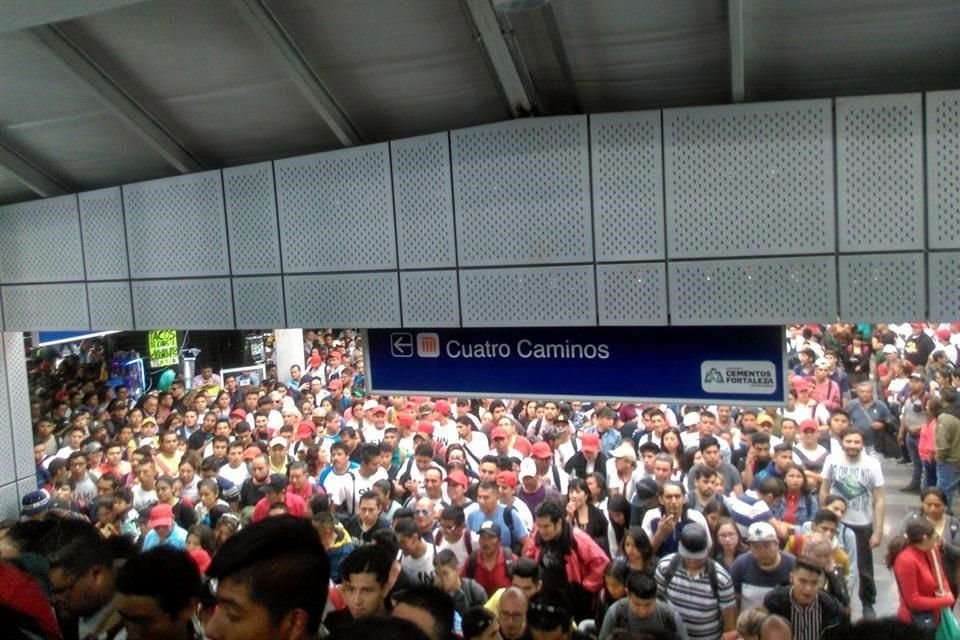 En los andenes J y K, en el paradero norte de Toreo, aumentaron los asaltos a mano armada dentro de las unidades que aún están estacionadas y esperando partir.