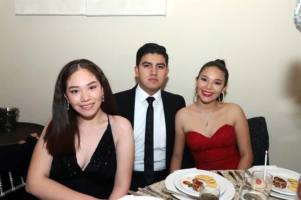 Sandra Mota, Miguel Ángel López y Paulina Mota