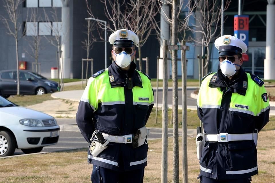 Policía italiana en el hospital de Schiavonia, cerca de Padova.