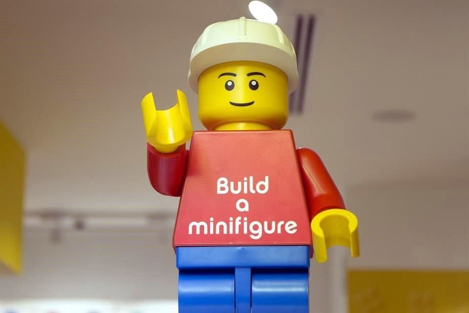 Knudsen trabajó en la empresa danesa de juguetes Lego entre 1968 y 2000, periodo en que destacó por crear una de las piezas más famosas de la compañía, la figura de un personaje sonriente color amarillo y con forma humana, pero sin raza ni género.