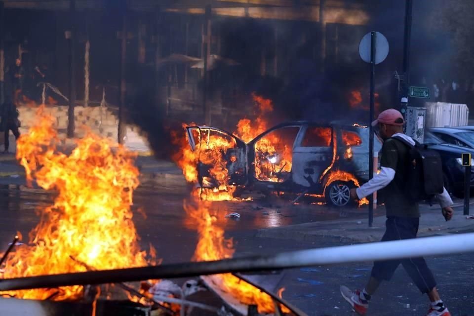 Autos en llamas durante una protesta contra el Gobierno chileno en Villa del Mar, Chile.