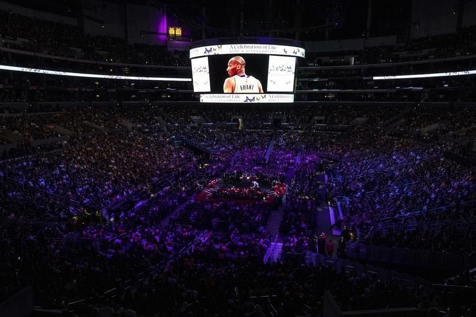 Kobe Bryant fue recordado por familiares, amigos y aficionados en el Staples Center.