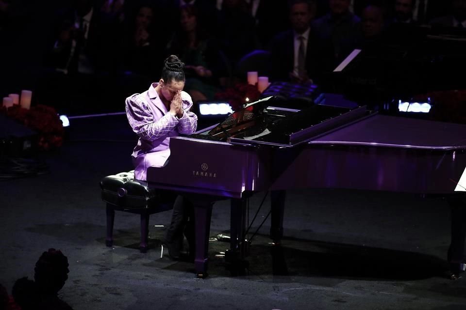 Alicia Keys tocó en el piano 'Claro de Luna' durante el memorial.