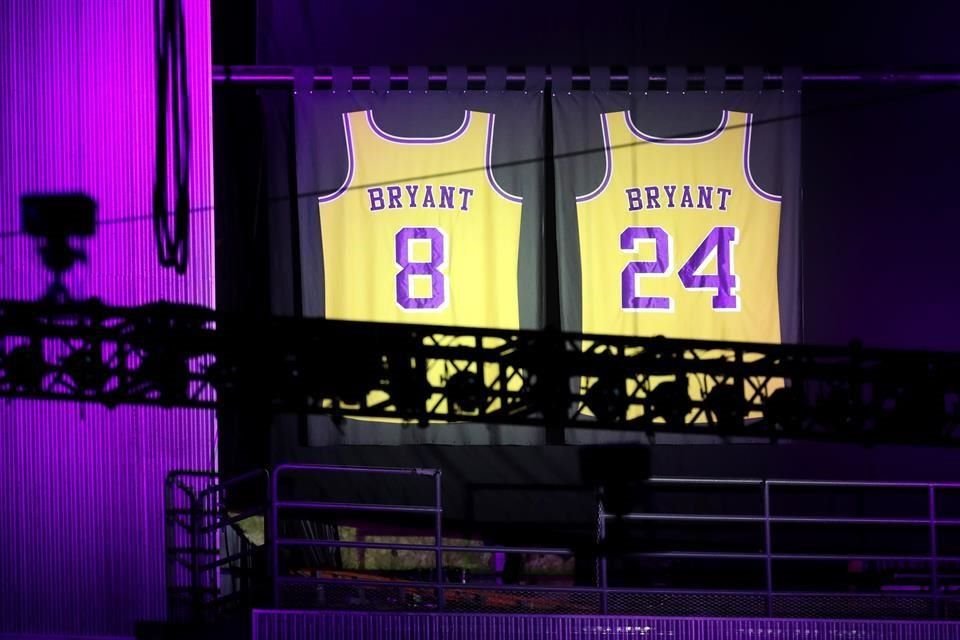 Playeras con los dorsales que usó Kobe en los Lakers se mostraron durante el memorial.