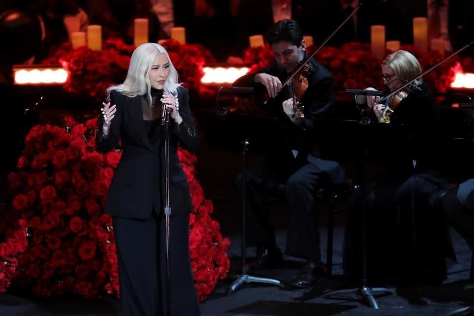 Christina Aguilera interpretó el 'Ave María' durante el homenaje a Kobe y Gianna.