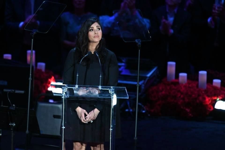 Vanessa Bryant no pudo evitar las lágrimas mientras recordaba a su hija y esposo.
