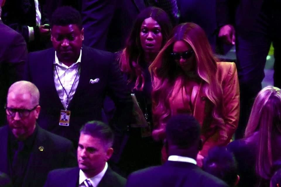 La cantante Beyonce acudió al memorial e interpretó dos canciones en honor a Kobe.