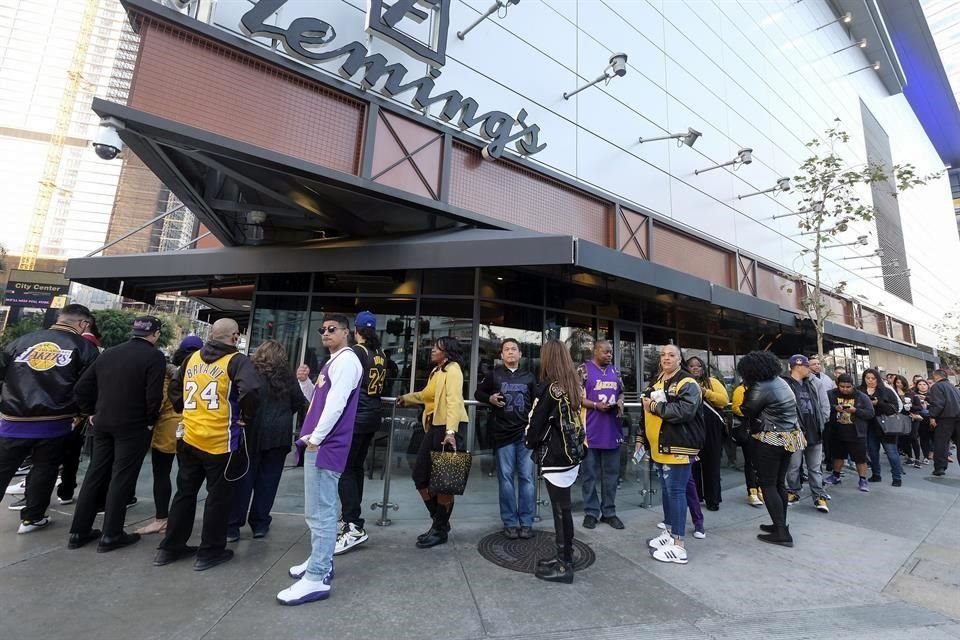 Desde temprana hora, los aficionados se formaron para ingresar al Staples Center.
