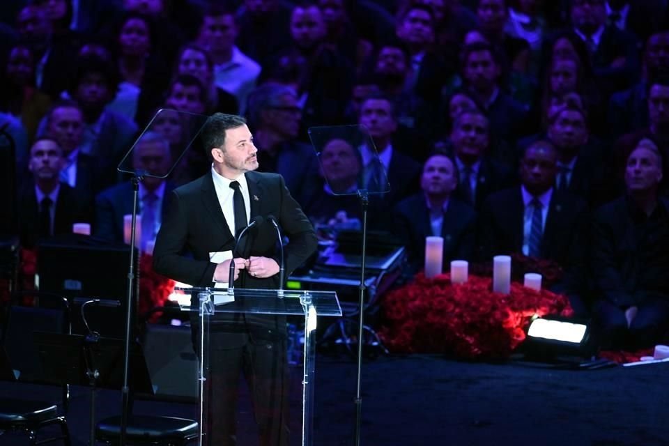 El presentador Jimmy Kimmel fue parte de los oradores en el memorial.