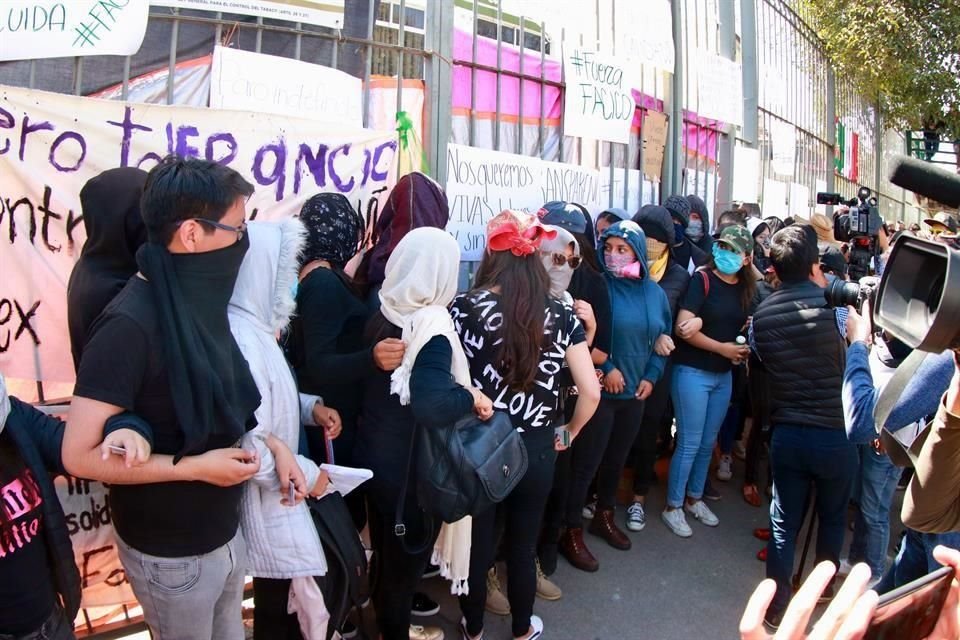 Alumnos de la UAEM tomaron la Facultad de Ciencias de la Conducta desde el pasado viernes.