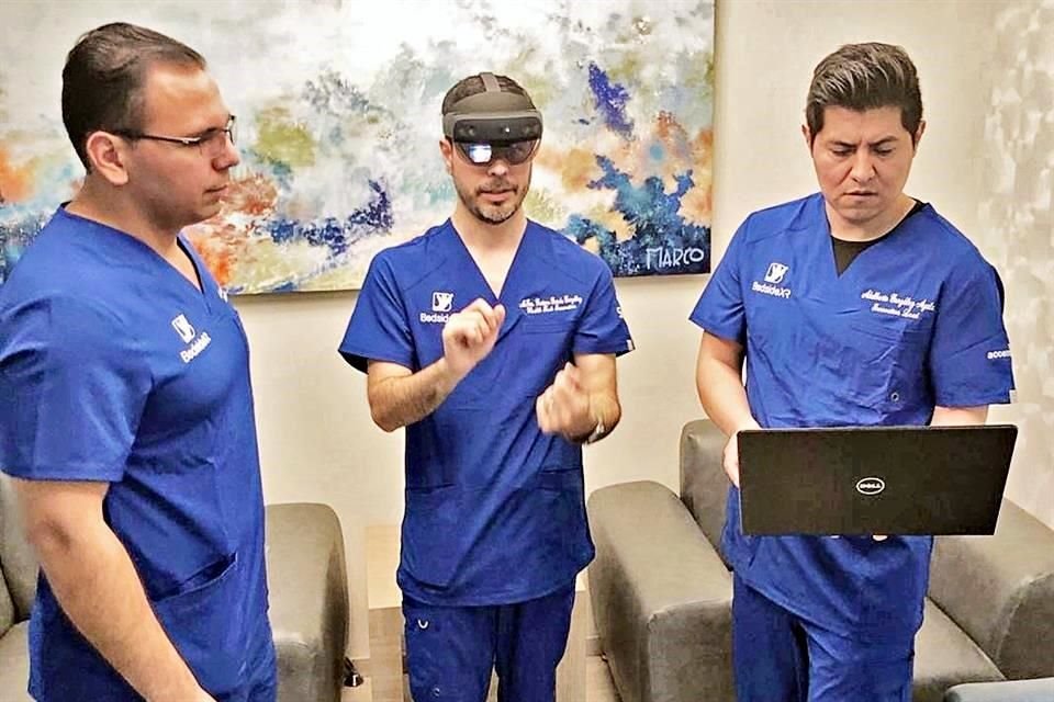 El Dr. Abraham Misael Del Real (izq.) y sus colegas con el equipo de Skye Group.