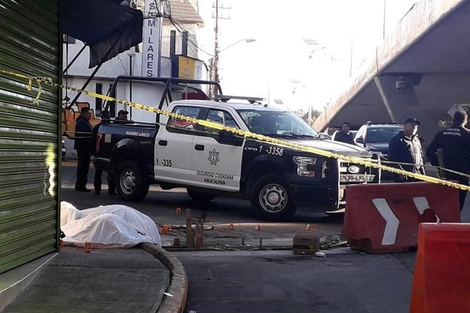 Las víctimas, de 35 años aproximadamente, se encontraban en compañía de otro individuo, quien resultó herido de gravedad.