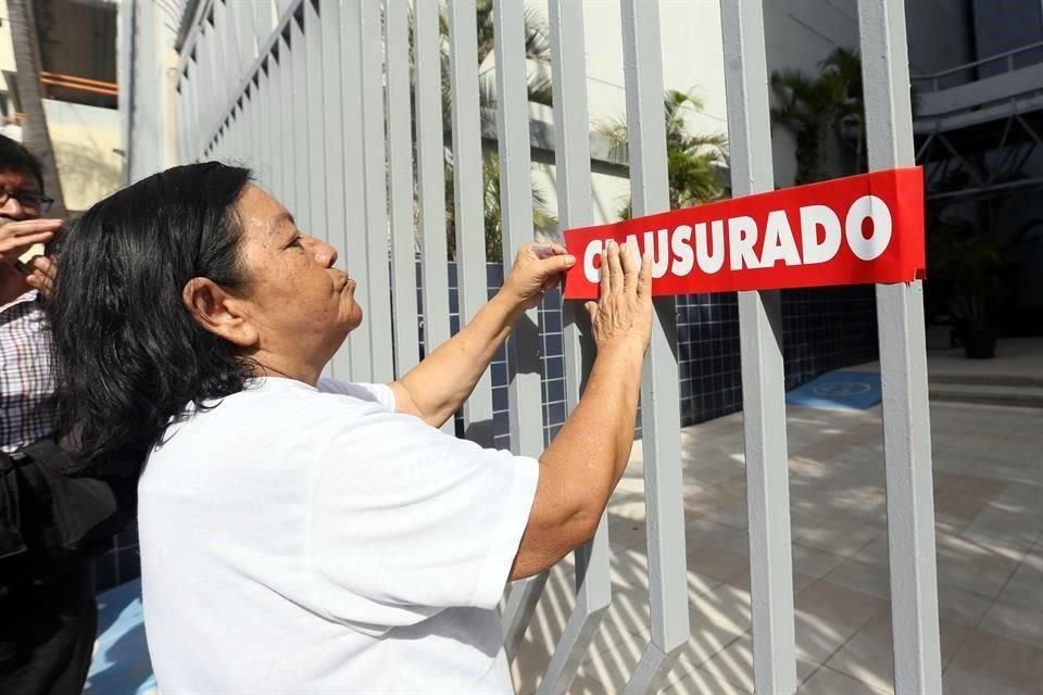 Además de colocar sellos simbólicos de clausura, los manifestantes hicieron un cerco y guardaron un minuto de silencio.