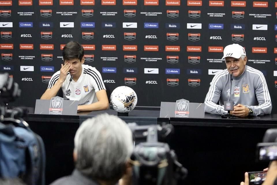 Ferretti dijo que Tigres necesita jugadores comprometidos; a su lado Damm sólo escuchaba.