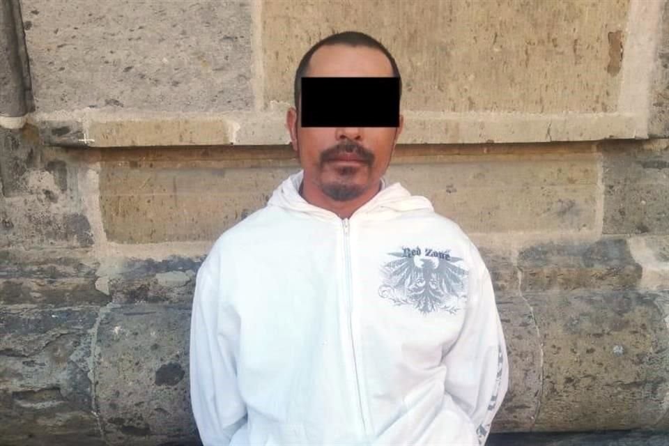 Jorge, de 38 años, habría dañado la vitrina porque no recibió el favor que quería. Rostro cubierto por la autoridad.