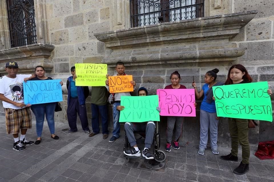 Los manifestantes se dirigieron del Hospital Civil Fray Antonio Alcalde hacia Palacio de Gobierno.