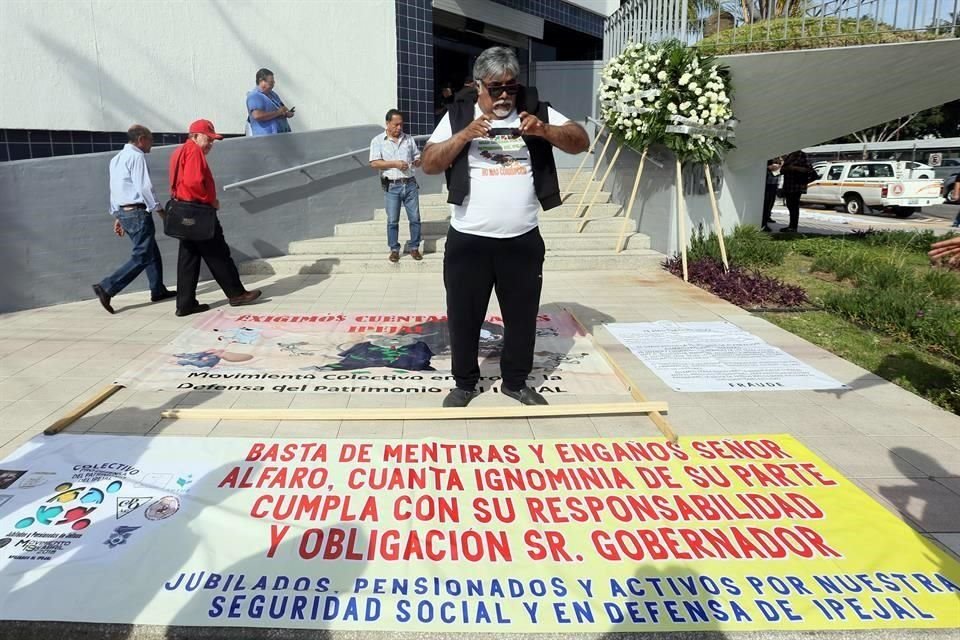 Pensionados del Ipejal se manifestaron hoy en las instalaciones del Instituto.